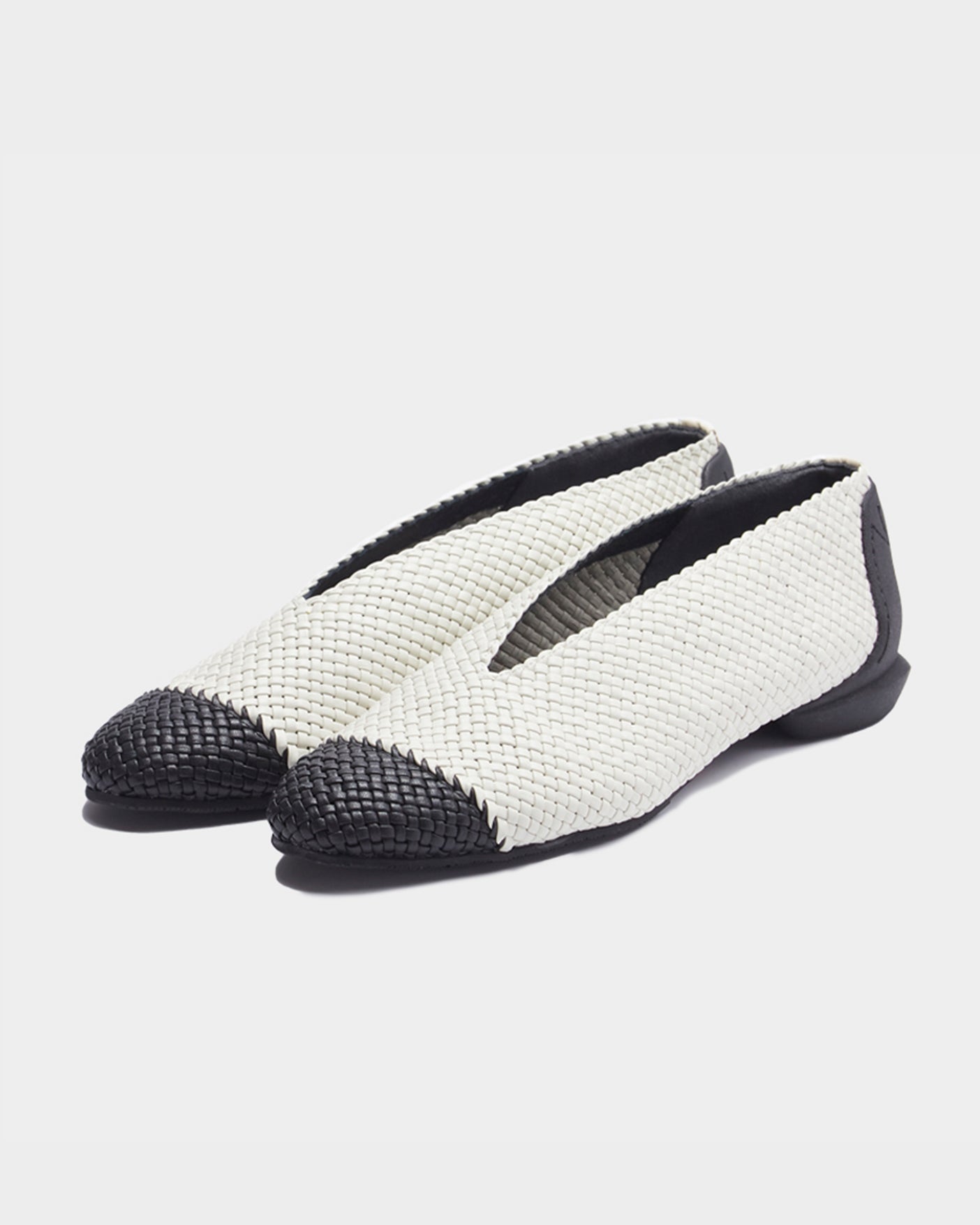 MESH ROUND V PUMPS / WHITExBLACK – SHISEI