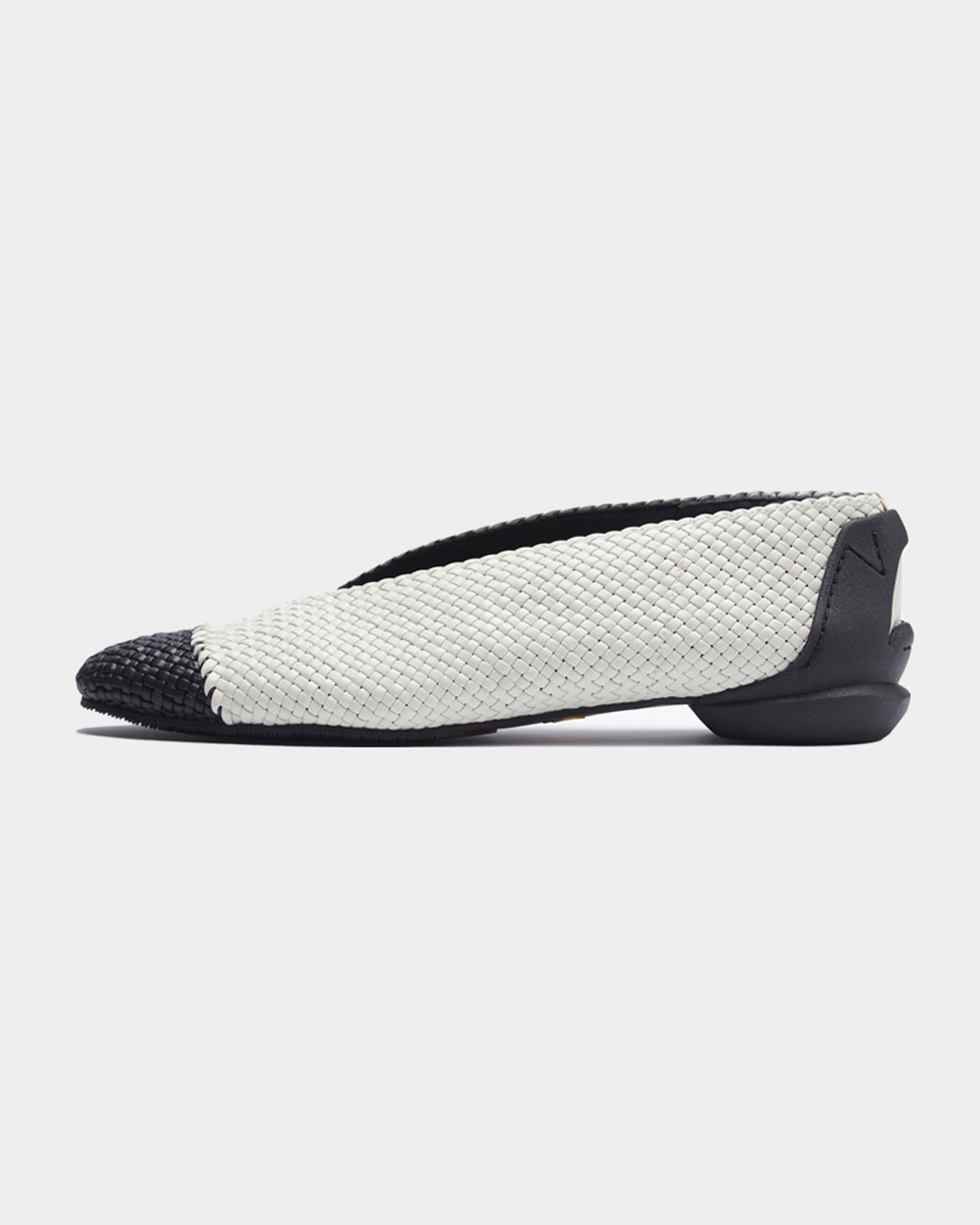 MESH ROUND V PUMPS / WHITExBLACK