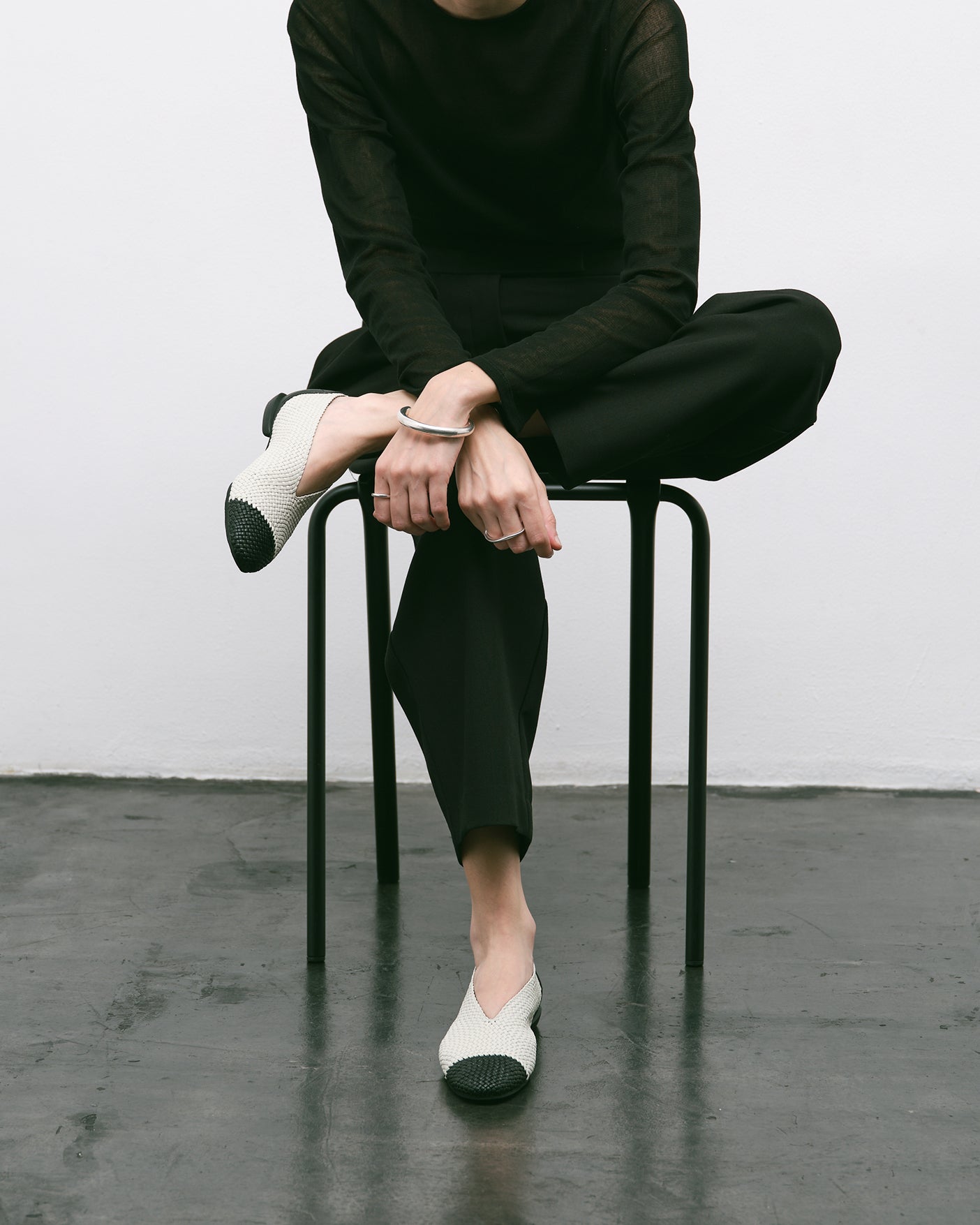 MESH ROUND V PUMPS / WHITExBLACK