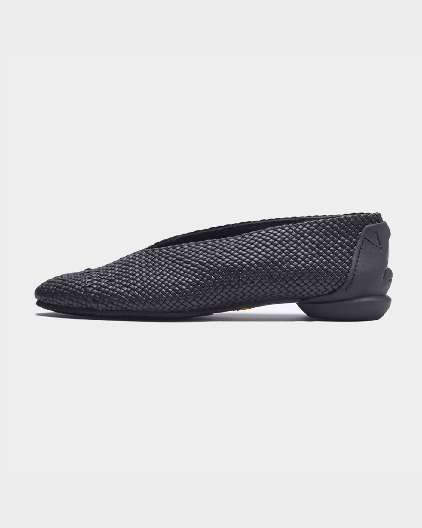 MESH ROUND V PUMPS / BLACK