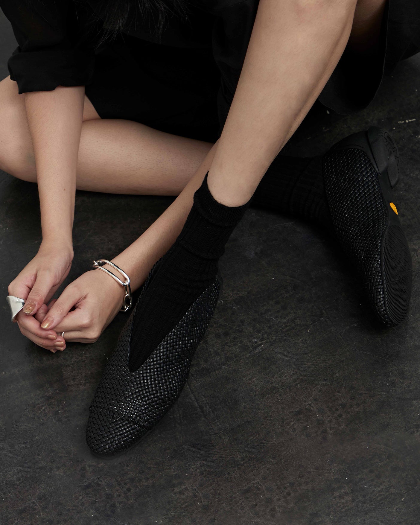 MESH ROUND V PUMPS / BLACK