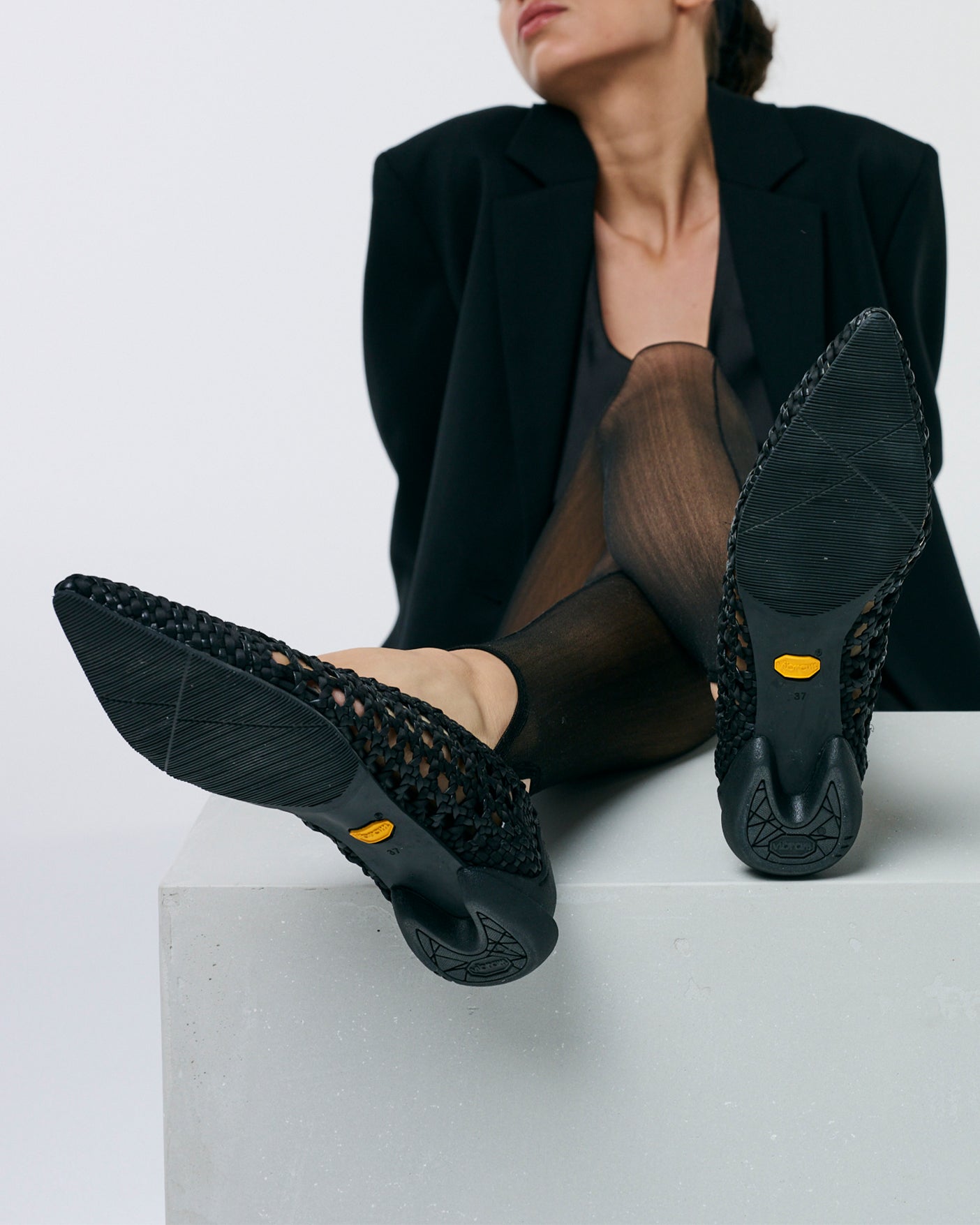 MESH POINTED U PUMPS / BLACK