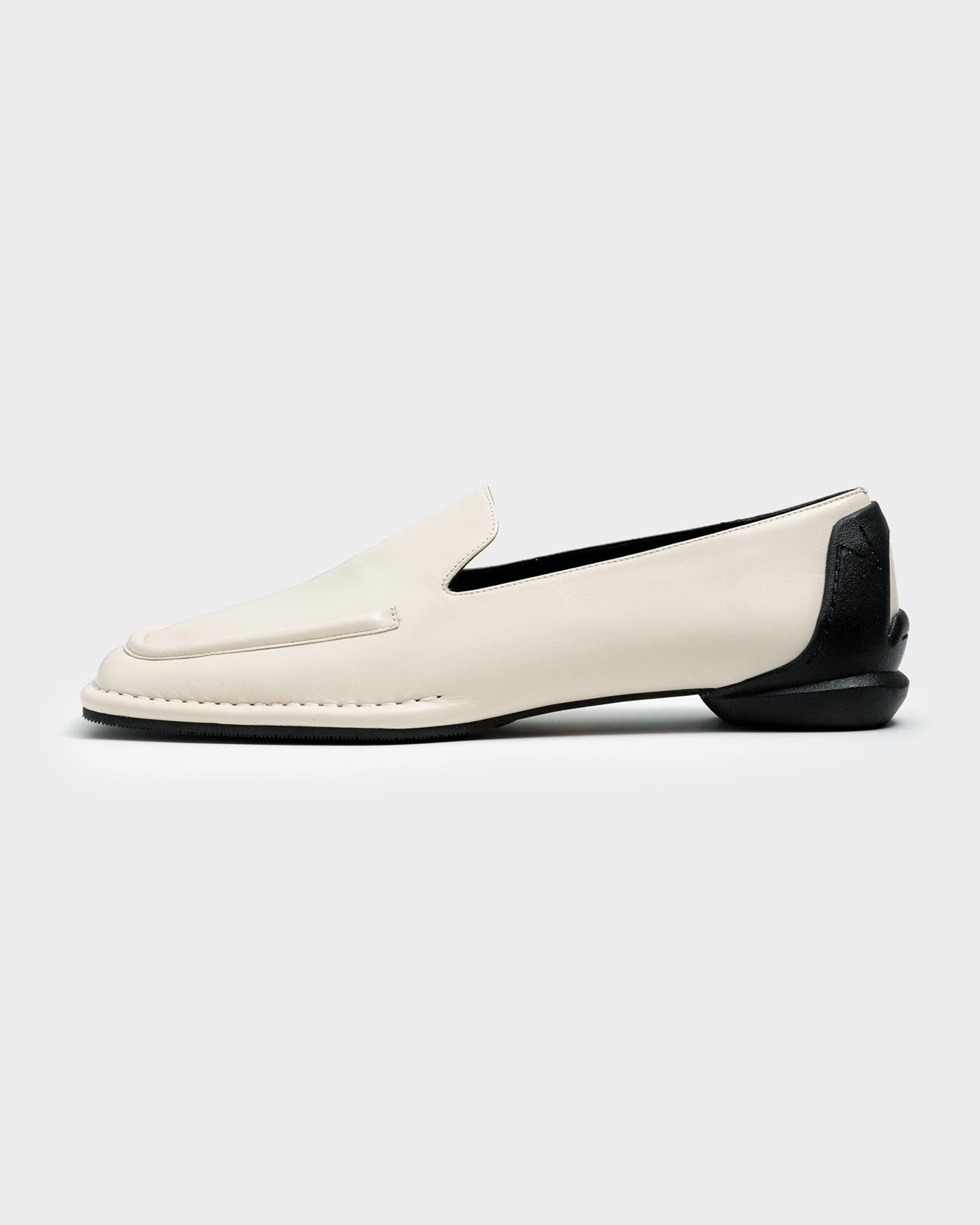 SQUARE LOAFERS / WHITExBLACK