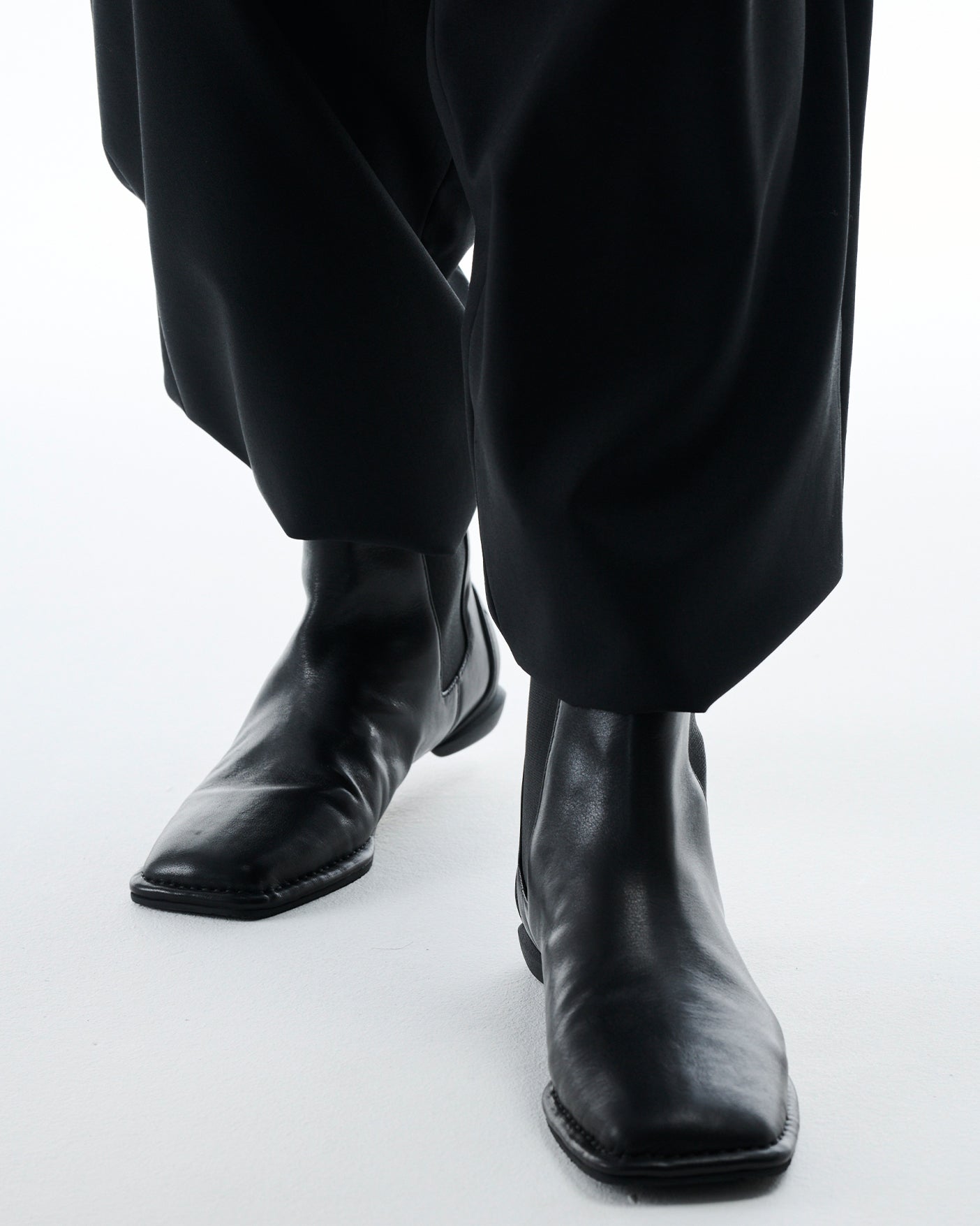 SQUARE SIDE GORE BOOTS / BLACK