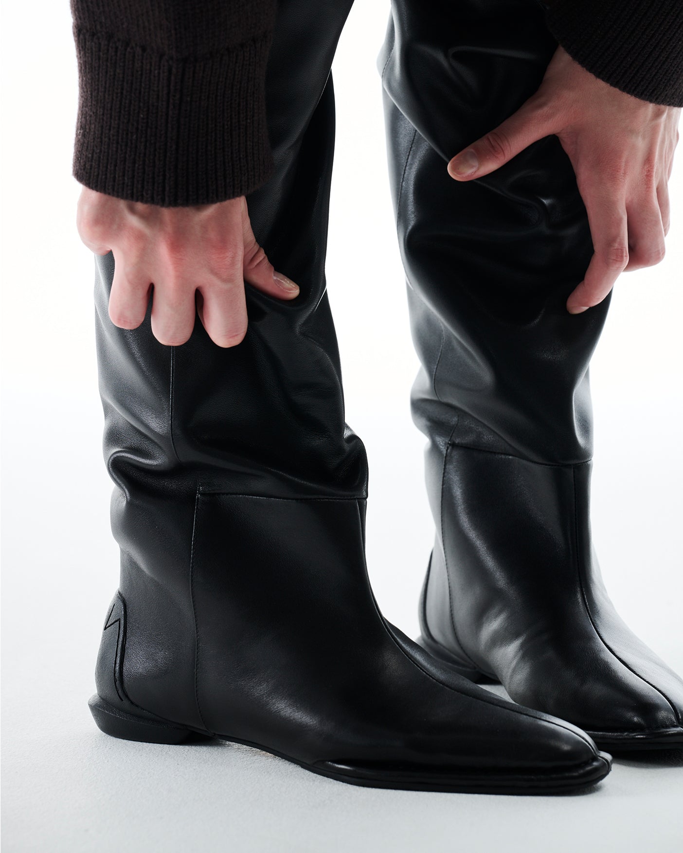 CHISEL KNEE BOOTS / BLACK