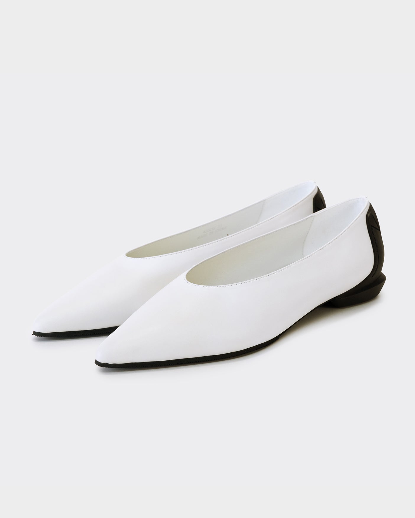 MM POINTED U PUMPS / WHITExBLACK