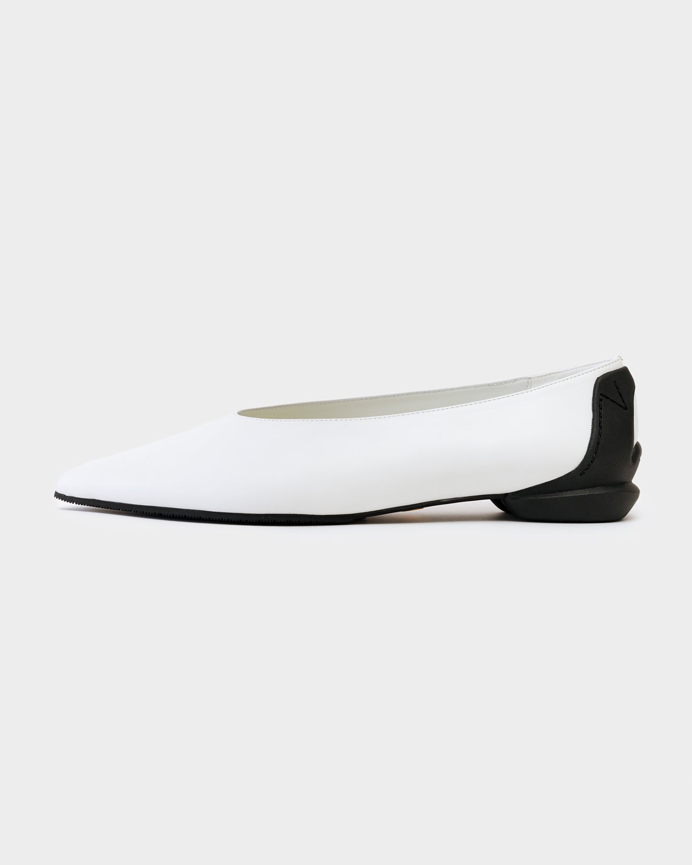 MM POINTED U PUMPS / WHITExBLACK