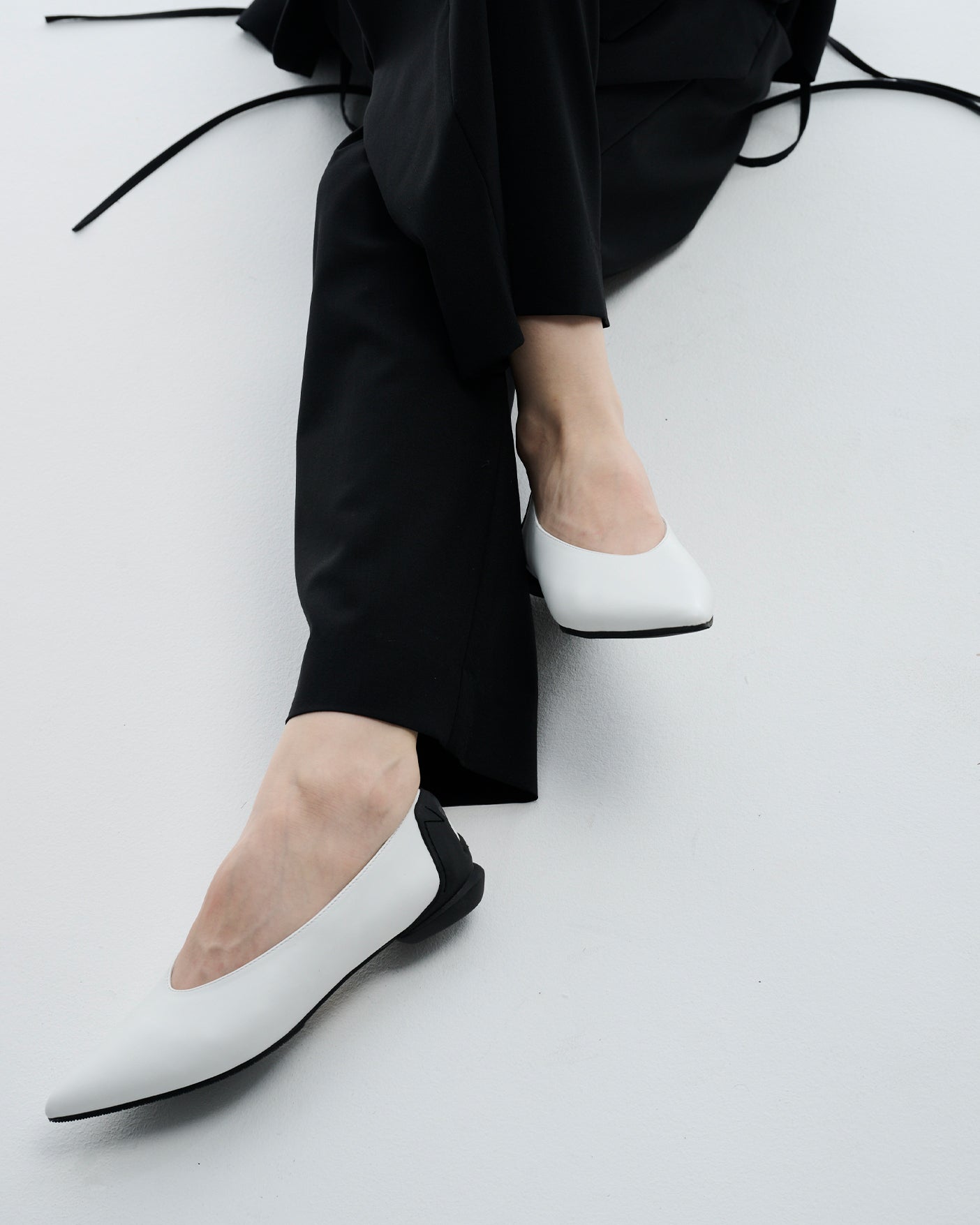 MM POINTED U PUMPS / WHITExBLACK