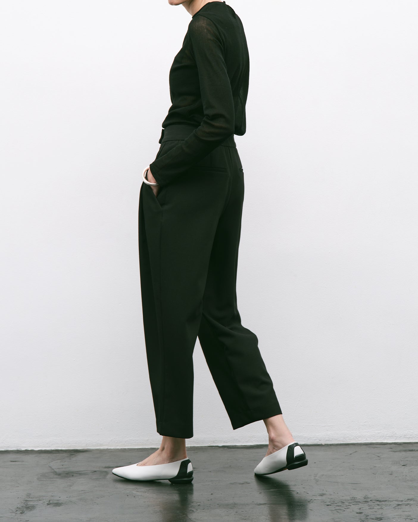 MM POINTED U PUMPS / WHITExBLACK