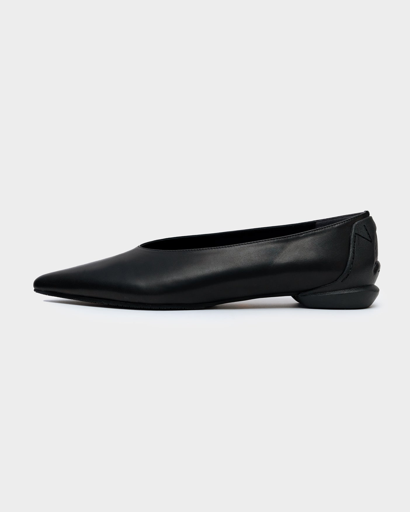MM POINTED U PUMPS / BLACK