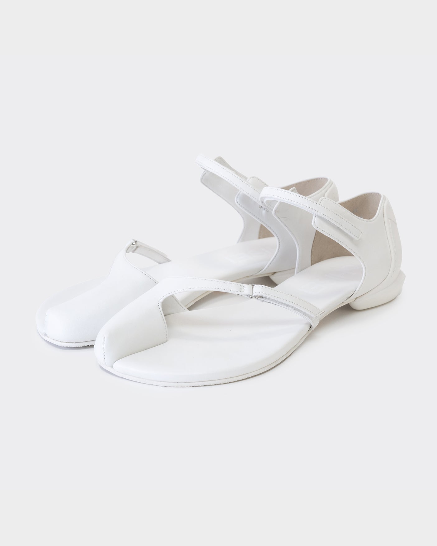 THUMBHOLE SANDALS / WHITE