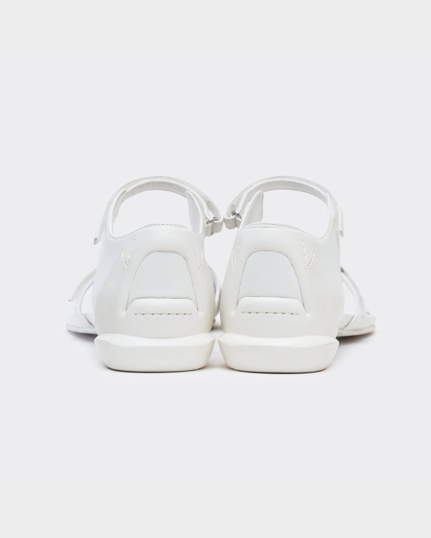 THUMBHOLE SANDALS / WHITE