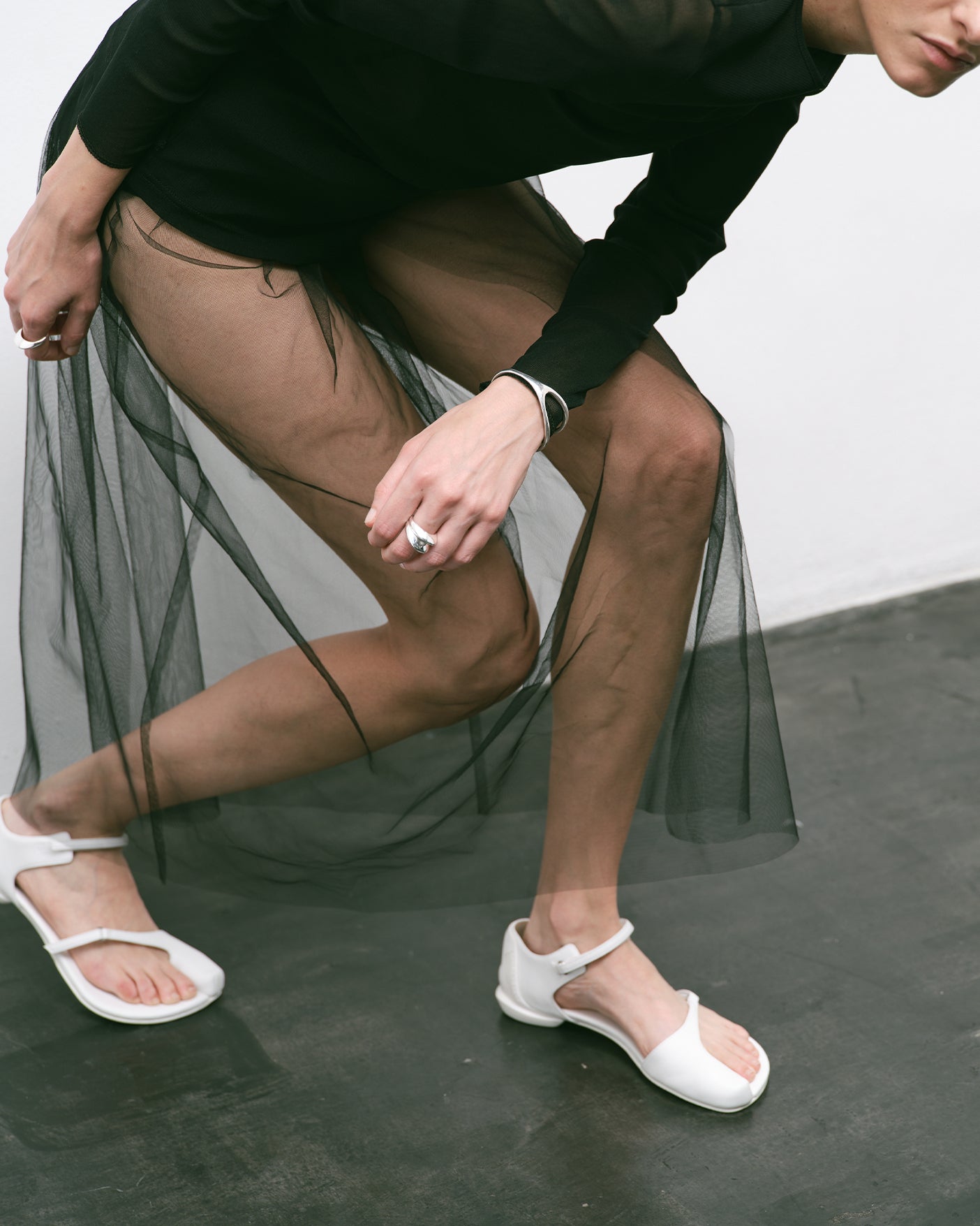 THUMBHOLE SANDALS / WHITE