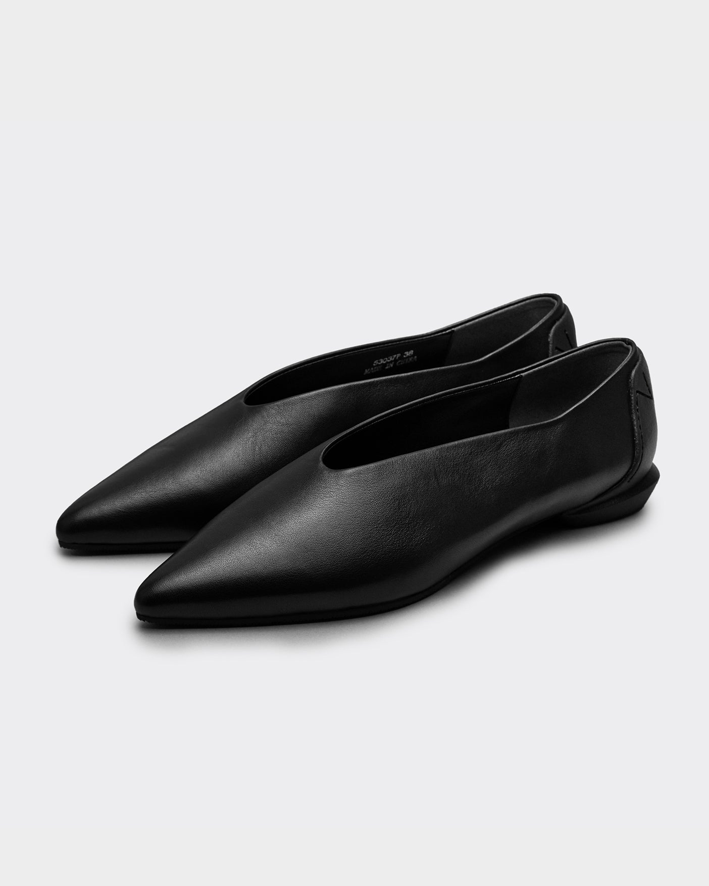 POINTED SLIT PUMPS / BLACK