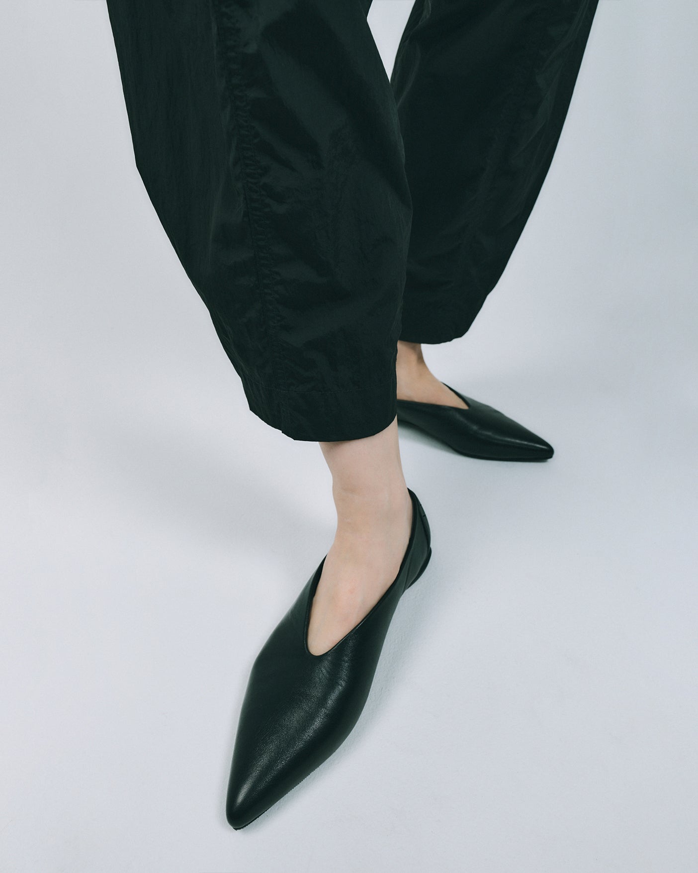 POINTED SLIT PUMPS / BLACK