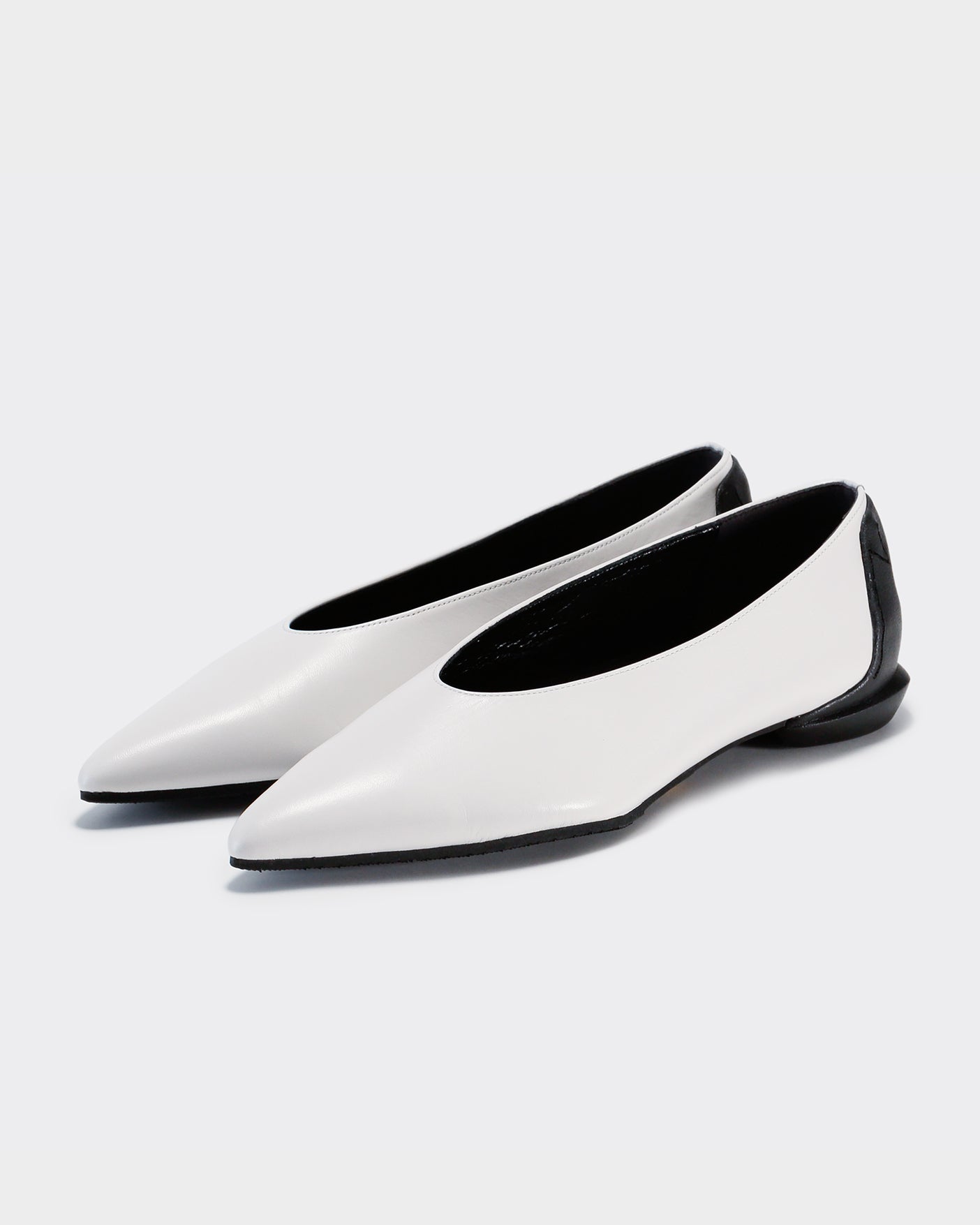POINTED U PUMPS / WHITExBLACK