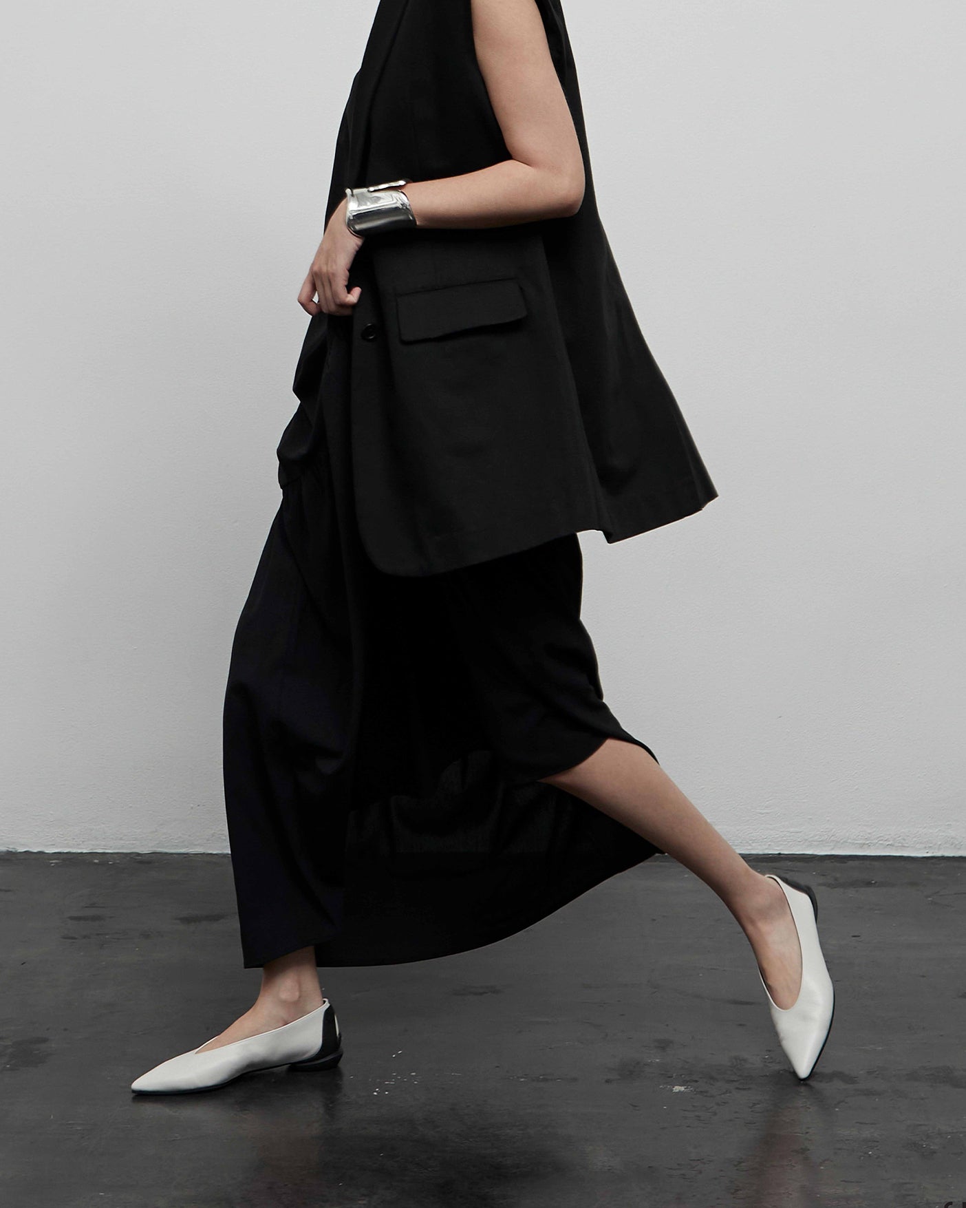POINTED U PUMPS / WHITExBLACK