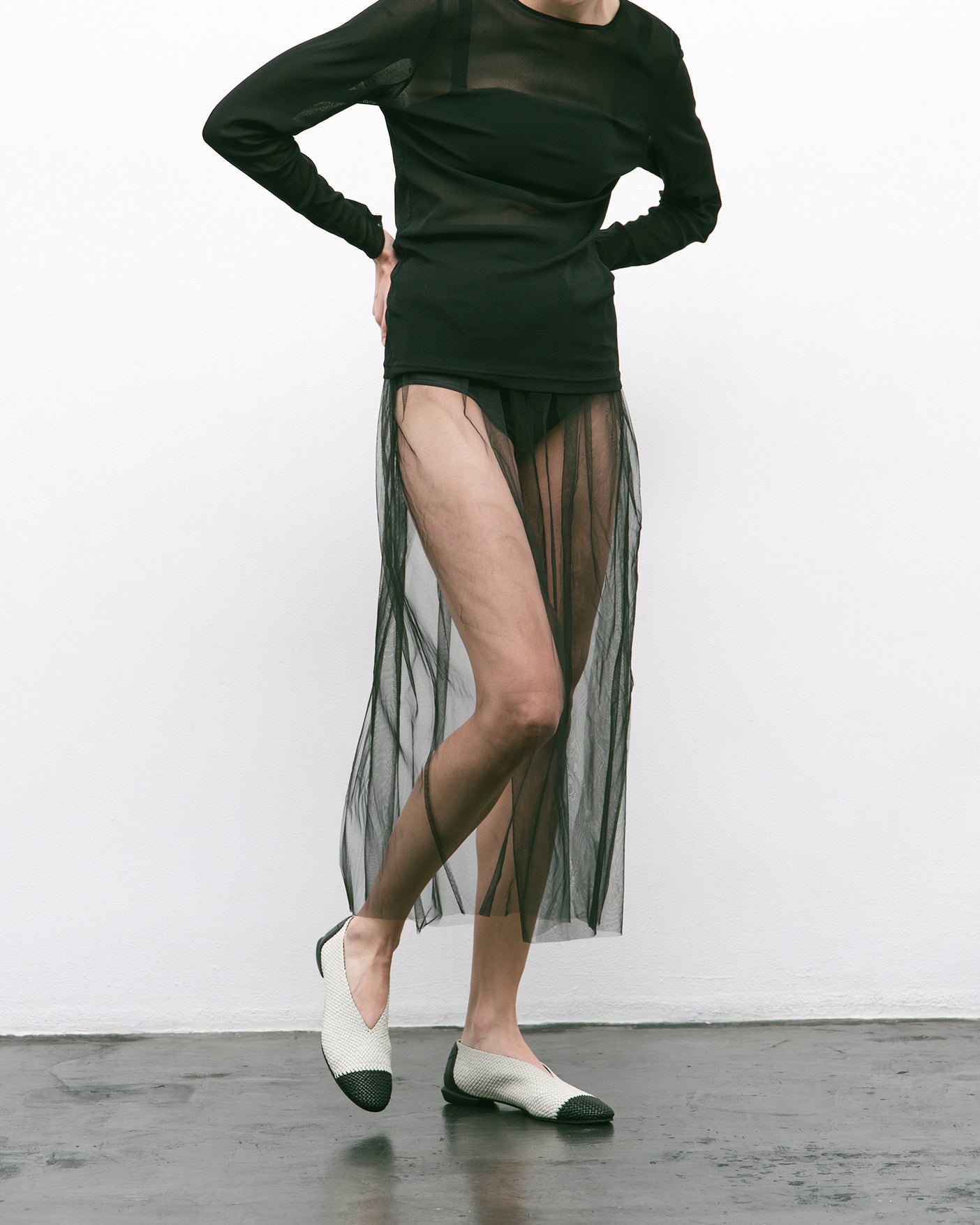 MESH ROUND V PUMPS / WHITExBLACK