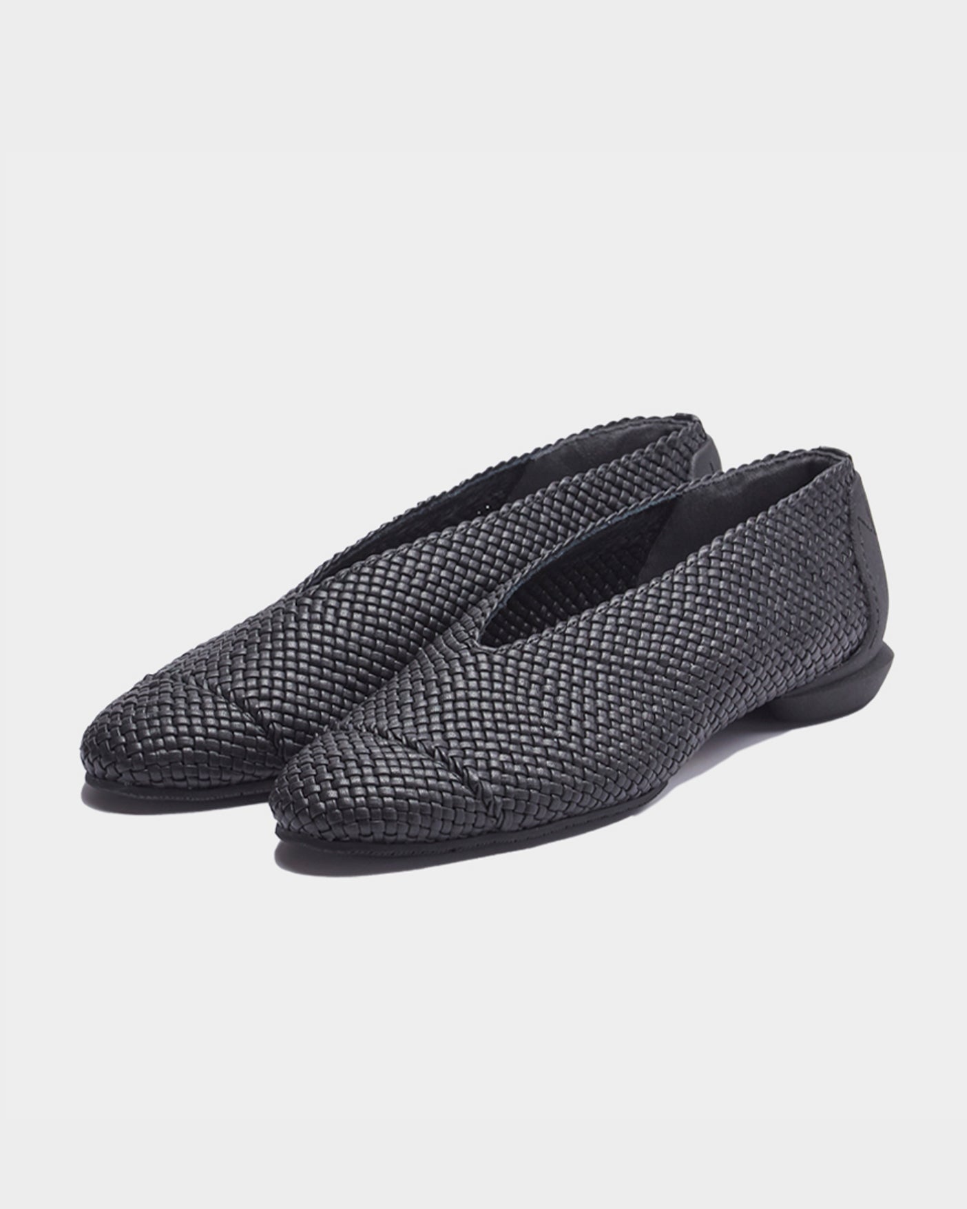 MESH ROUND V PUMPS / BLACK