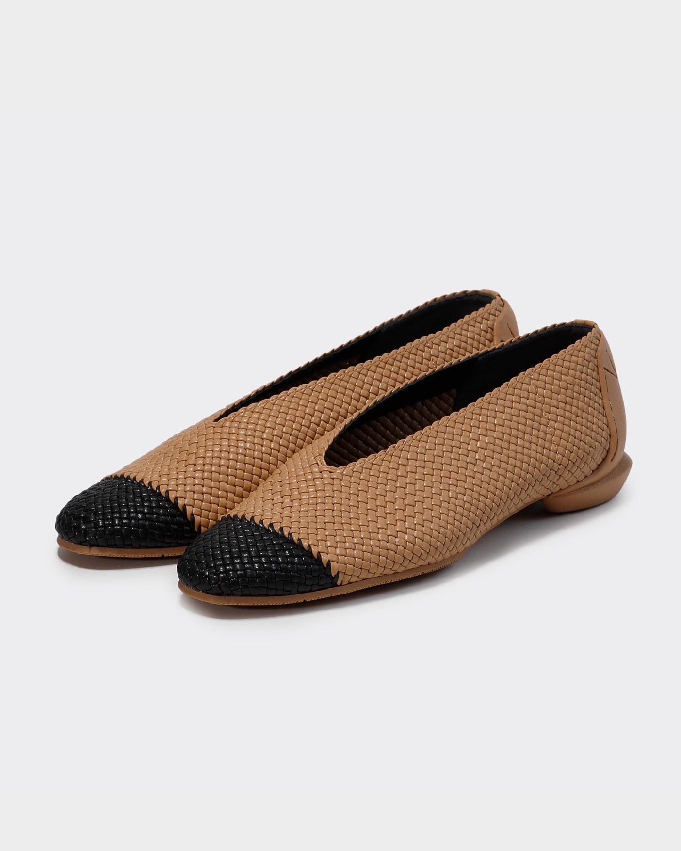 MESH ROUND V PUMPS / WHITExBLACK – SHISEI