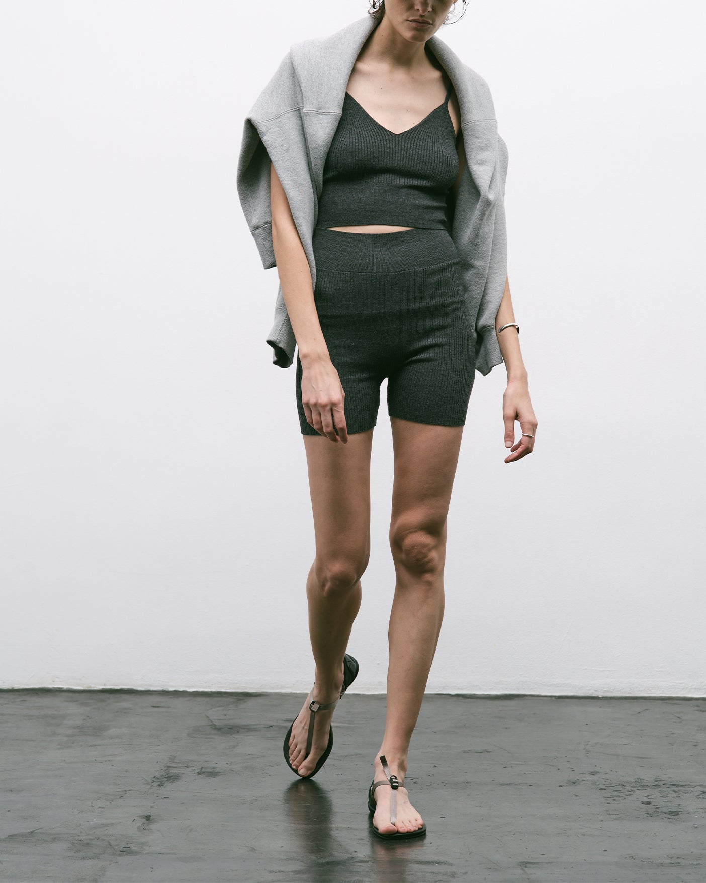 TONG SANDALS / GREIGExBLACK