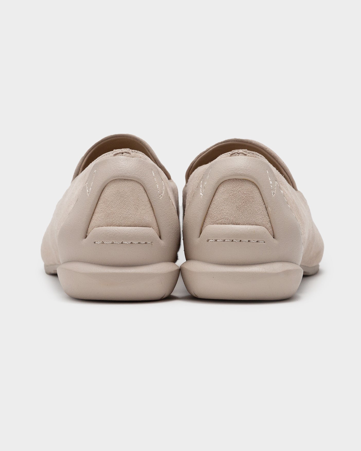 CHISEL TOE SUEDE SLIPON / GREIGE
