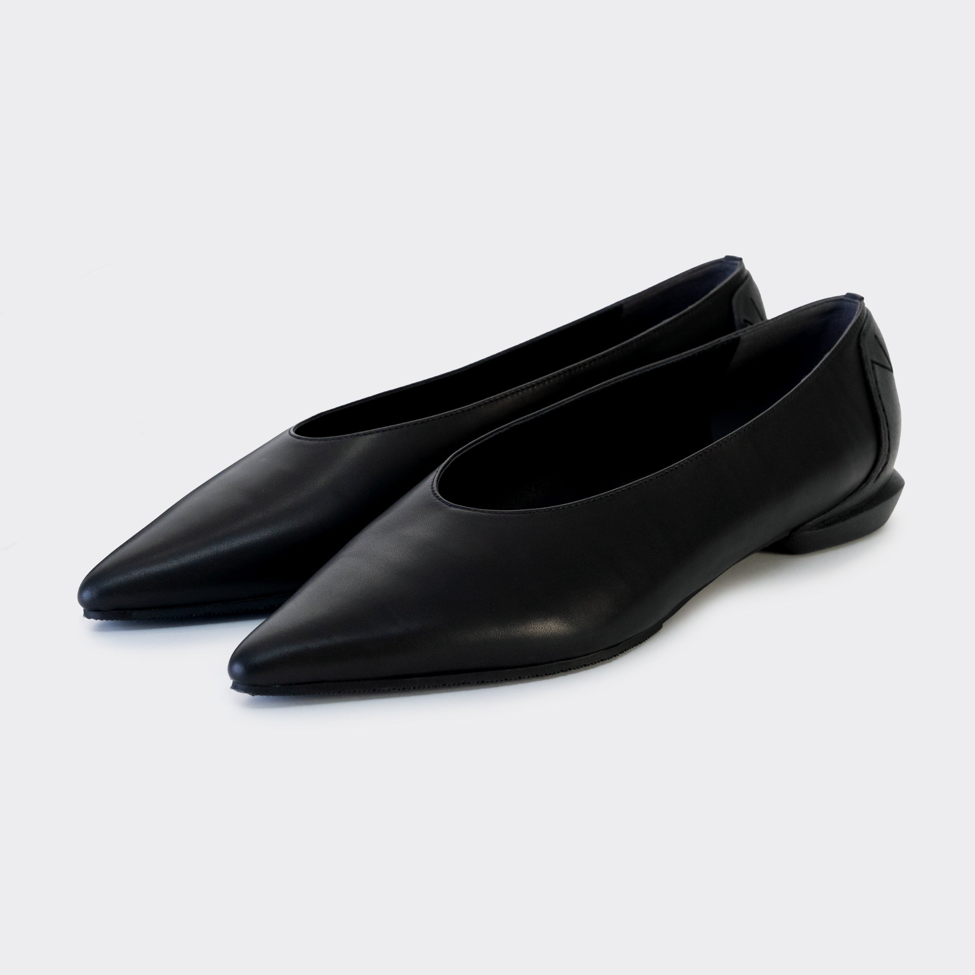 MM POINTED U PUMPS / BLACK – SHISEI