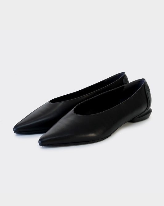 MM POINTED U PUMPS / BLACK