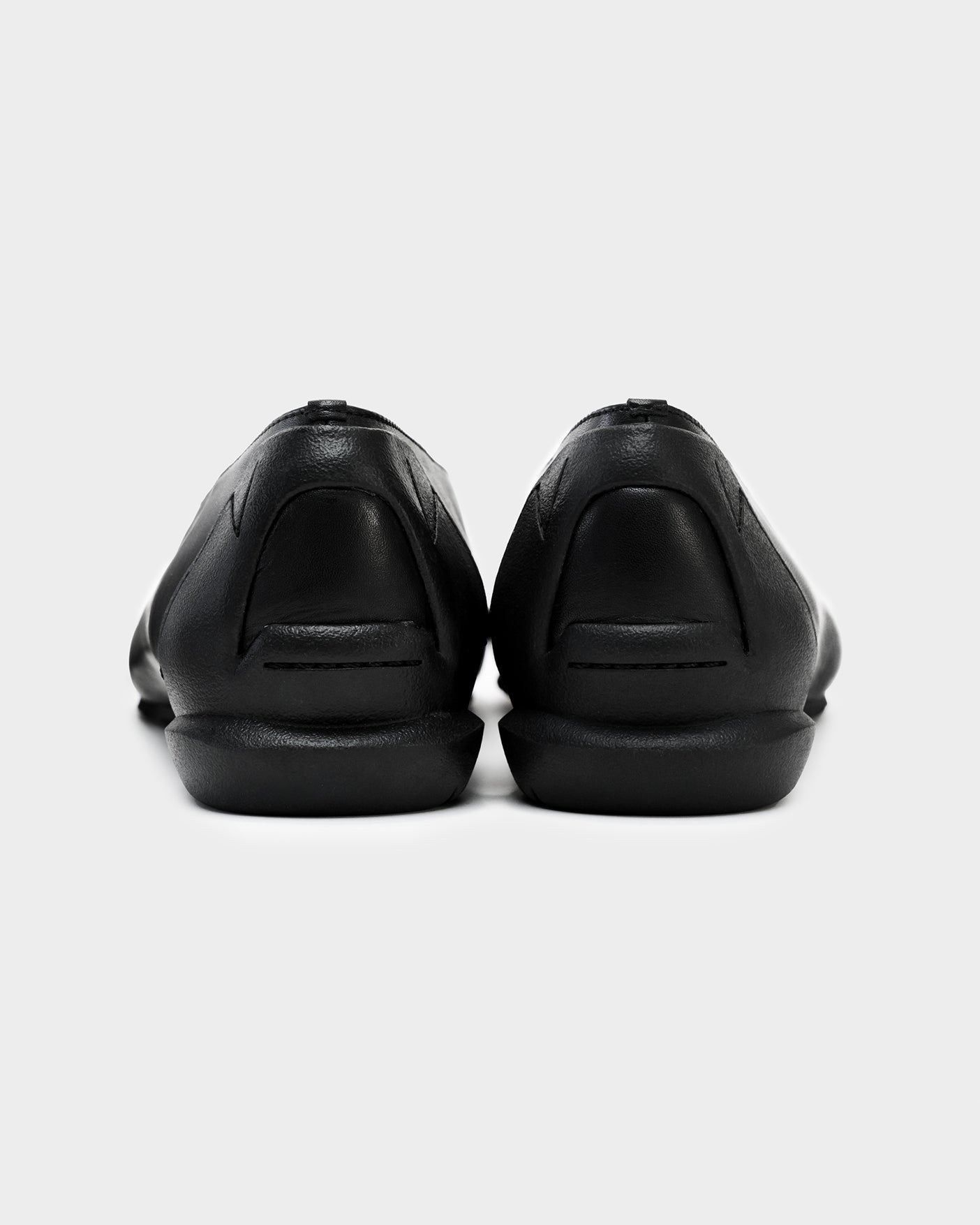 MM POINTED U PUMPS / BLACK