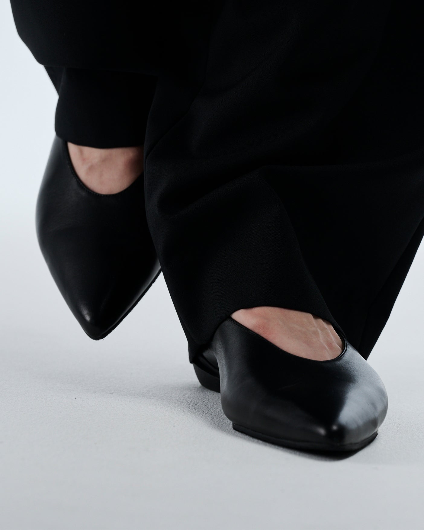 MM POINTED U PUMPS / BLACK
