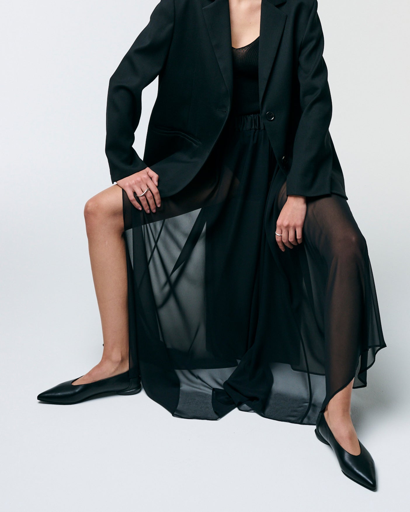 MM POINTED U PUMPS / BLACK