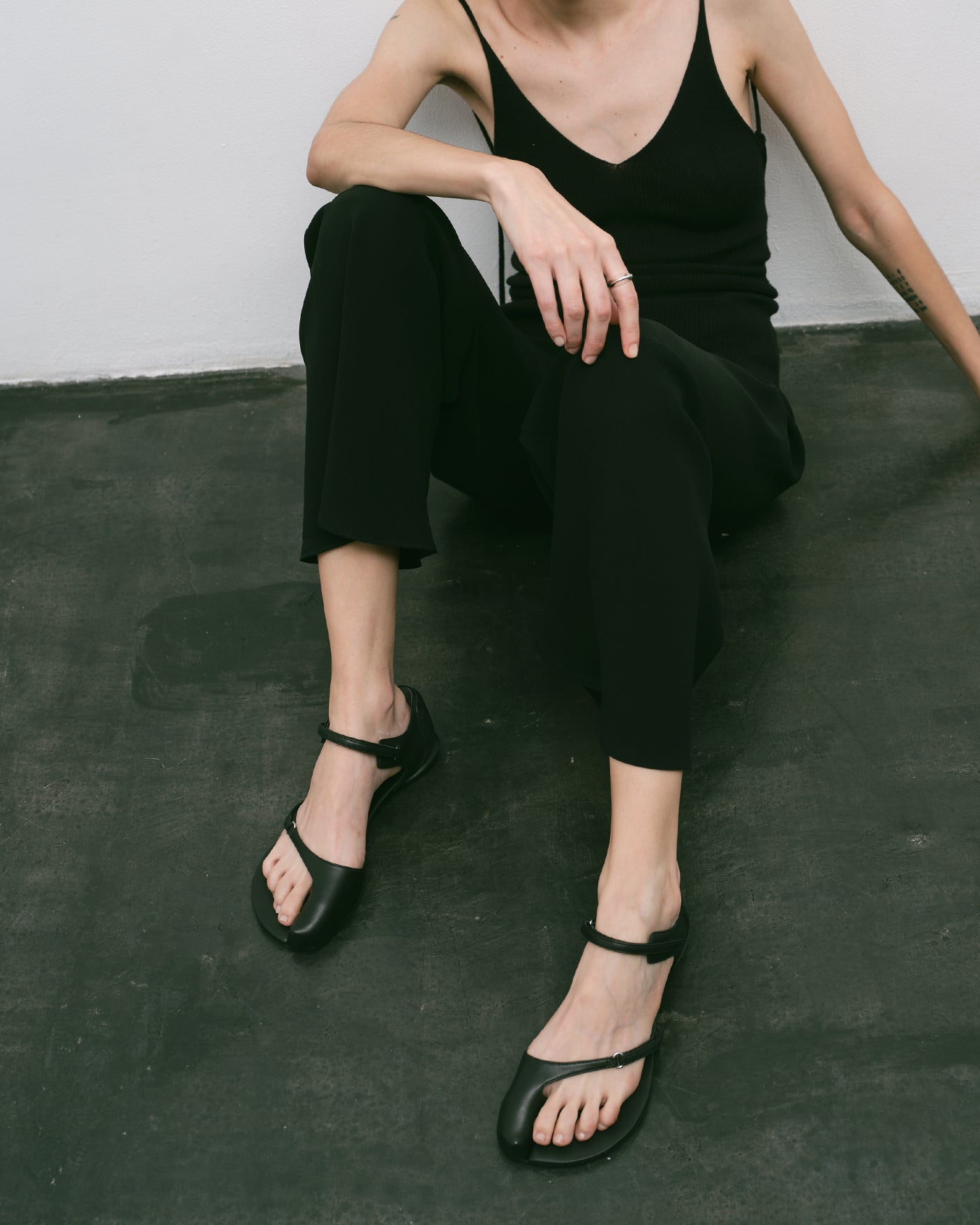 THUMBHOLE SANDALS / BLACK