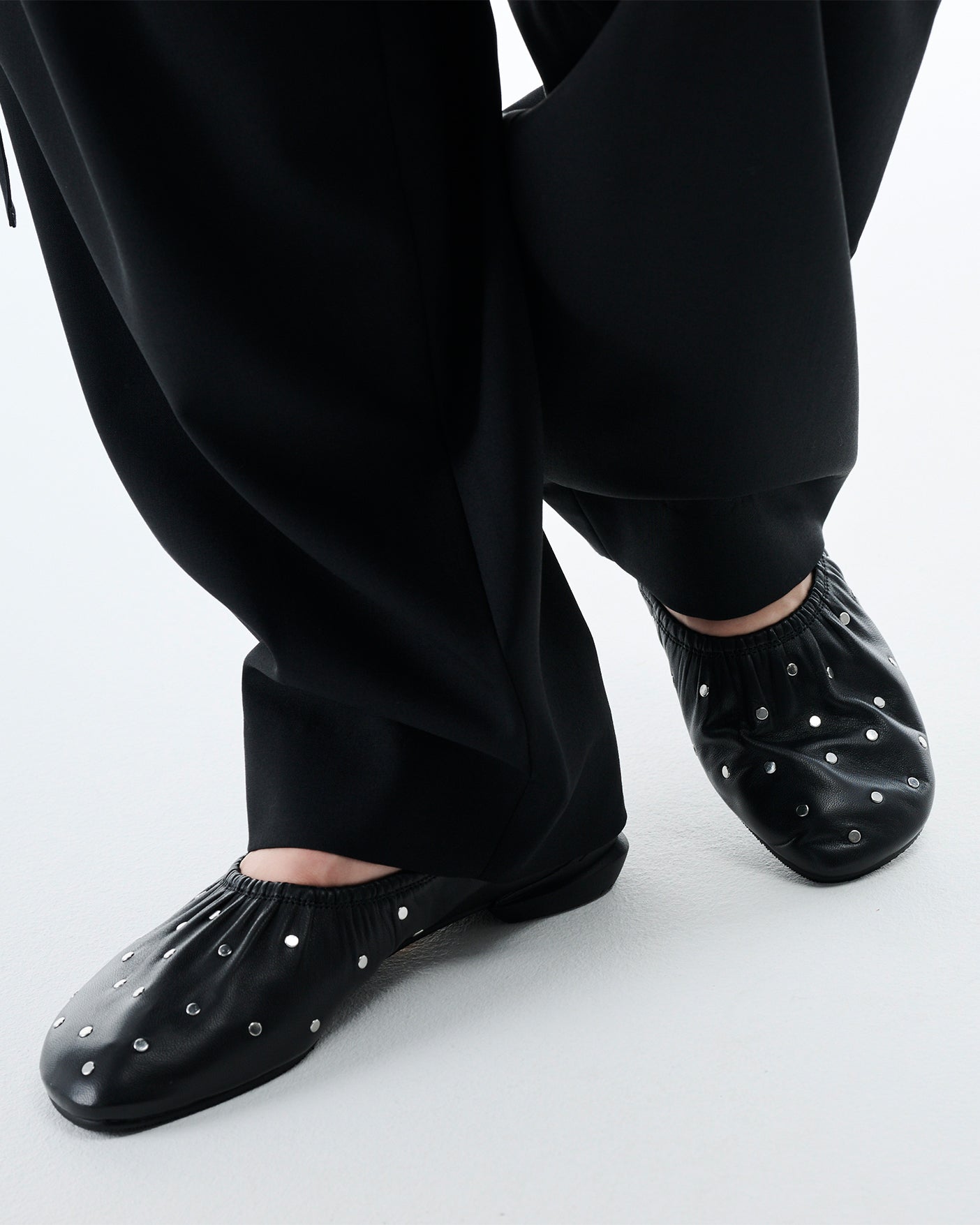 GATHER BALLET_STUDS / BLACK