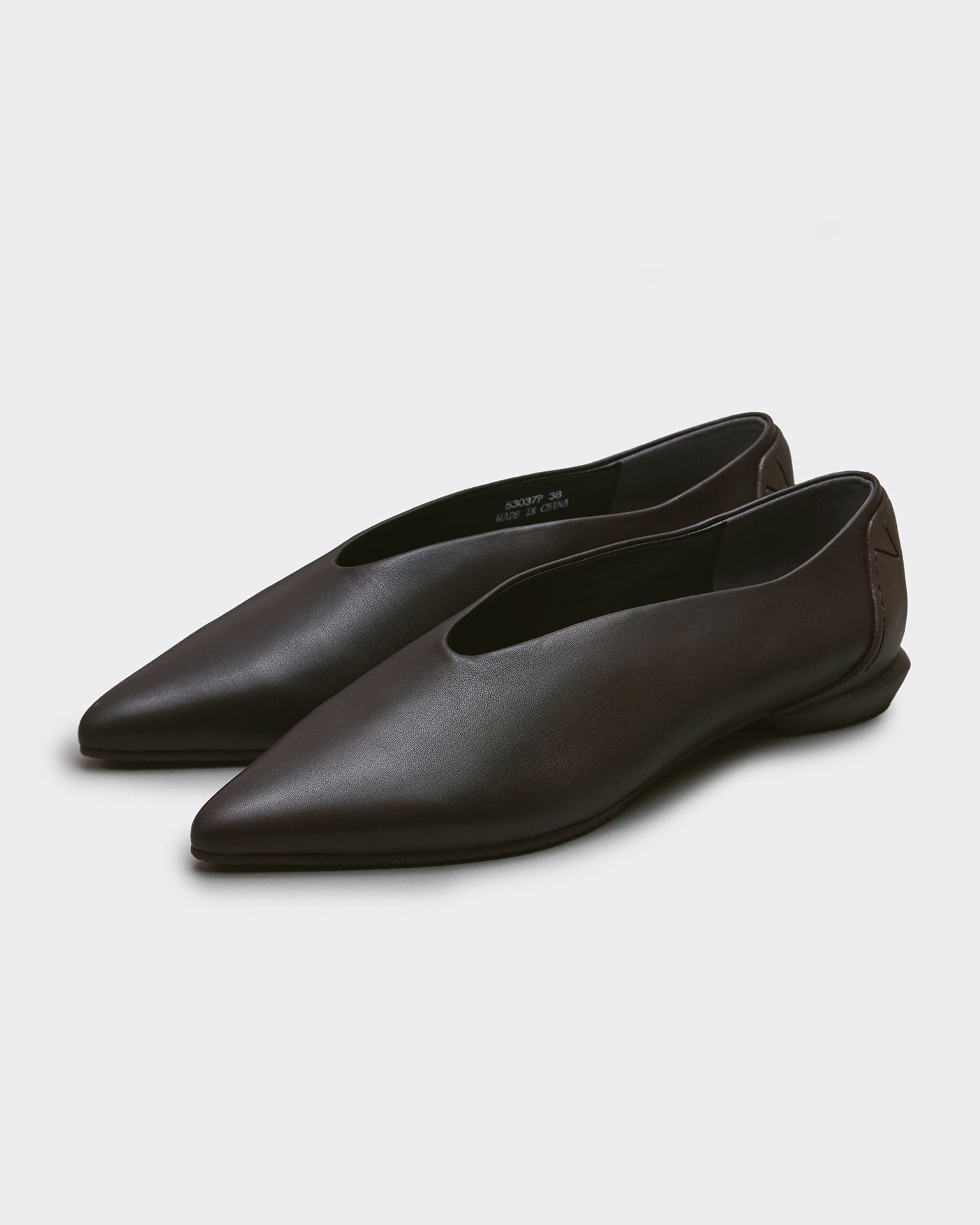 POINTED SLIT PUMPS / EBONY